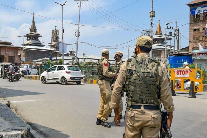 Both Factions of Hurriyat Conference Likely to Be Banned Under UAPA, Say Officials