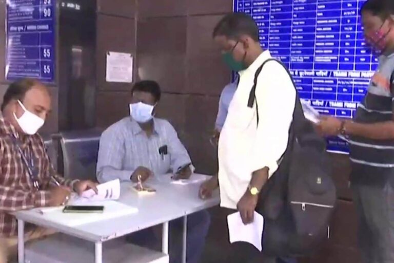 Mumbai Local Trains for Fully Jabbed: BMC Begins Offline Verification for Travellers at 53 Stations