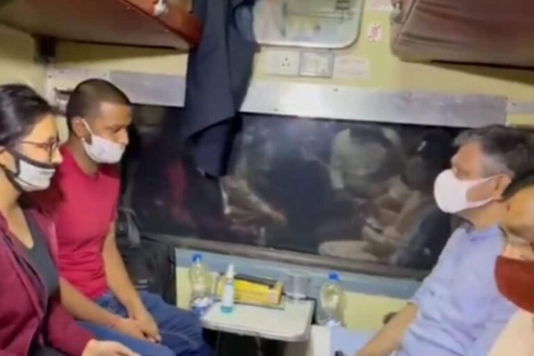 Railway Min Ashwini Vaishnaw Ditches the ‘VIP Way’, Takes Train to Odisha, Engages Passengers