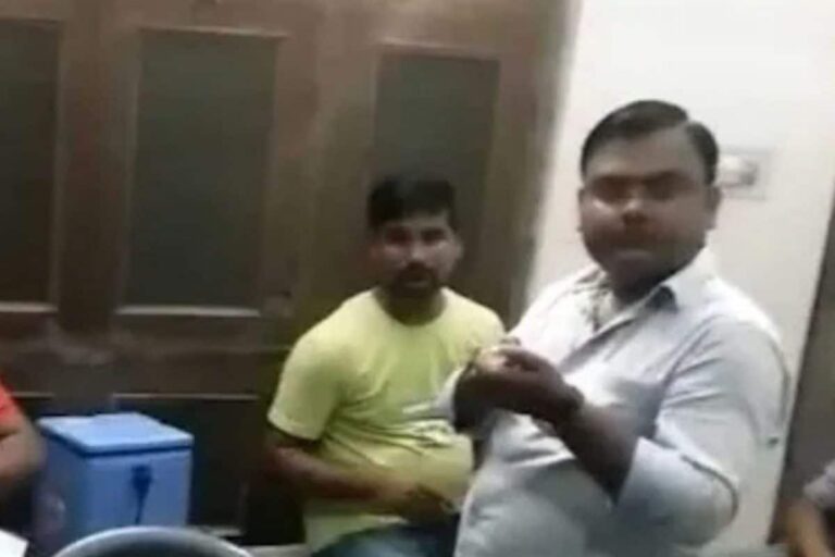 Mob Attempts to ‘Set Journalists on Fire at Unauthorised Vaccine Drive’ in UP, Four Arrested