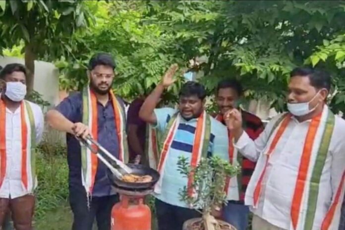 News18 Afternoon Digest: Andhra Cong Worker Cooks Up a Storm to Protest Blocking of RaGa Account; 1.6 Cr Indians Have Missed Their 2nd Dose & Other Stories