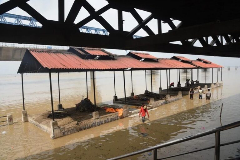Floods: Patna Crematoriums Deluged, People Forced To Cremate Outside