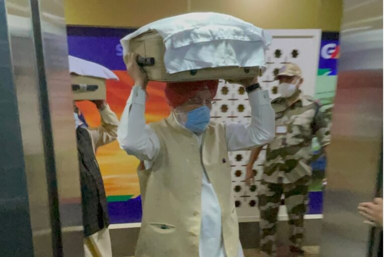 Afghanistan Crisis: Hardeep Puri Receives Guru Granth Sahib at Airport as Spl Plane with 44 Sikhs Lands in Delhi | Watch