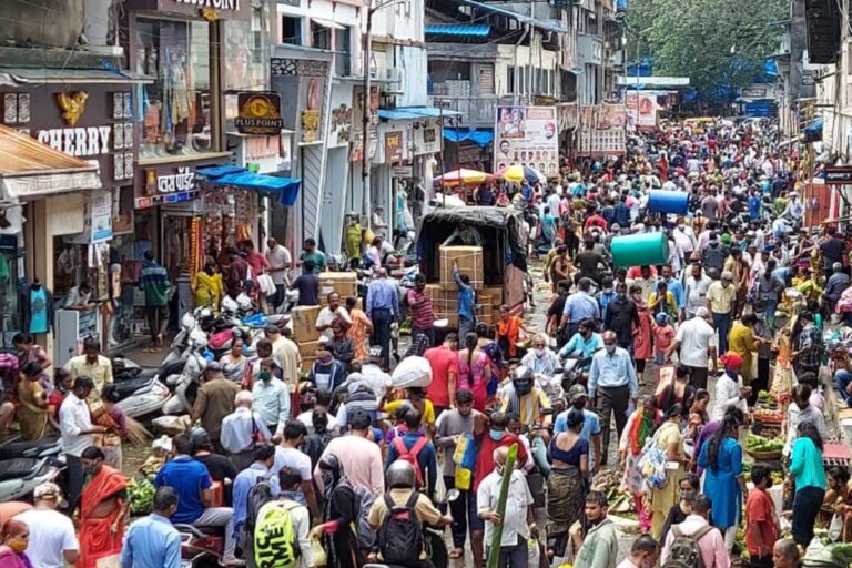 Few Hrs Left for Ganpati Festival, Mask-less Residents Throng Thane Market Amid Covid