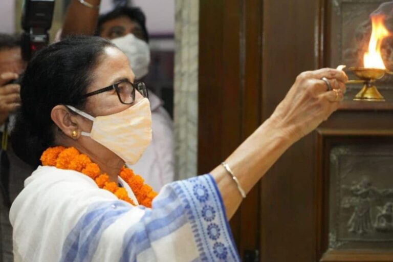 This Durga Puja, a Pandal Has Mamata Banerjee as its Theme, Statue Depicts Schemes She Launched