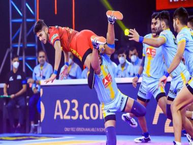 Pro Kabaddi League 2021-22: Naveen Kumar’s Dabang Delhi continue to roll as Pardeep Narwal struggles with form