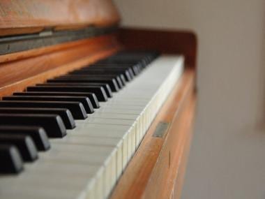 Watch: Ukrainian pianist plays Hans Zimmer’s ‘Time’ amid air raid warnings in Lyiv; leaves users in tears