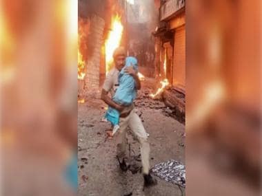 Fearless constable saves baby amid fire and communal clashes in Karauli; netizens salute his spirit