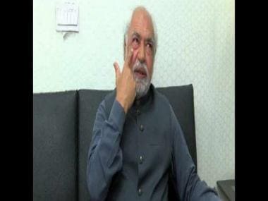 Pakistan: Senior journalist Ayaz Amir assaulted by unidentified men day after he called the army ‘property dealers’