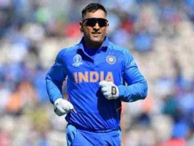 MS Dhoni shows off his golf skills alongside Kapil Dev; watch video