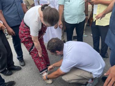 Viral: Rahul Gandhi ties Sonia Gandhi's shoelaces; caring gesture wins hearts