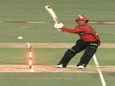 Big Bash League: Bail falls on its own during Renegades-Heat tie, leaves batter confused