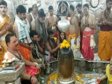 Watch video: Virat Kohli-Anushka Sharma offer prayers at Ujjain’s Mahakaleshwar temple